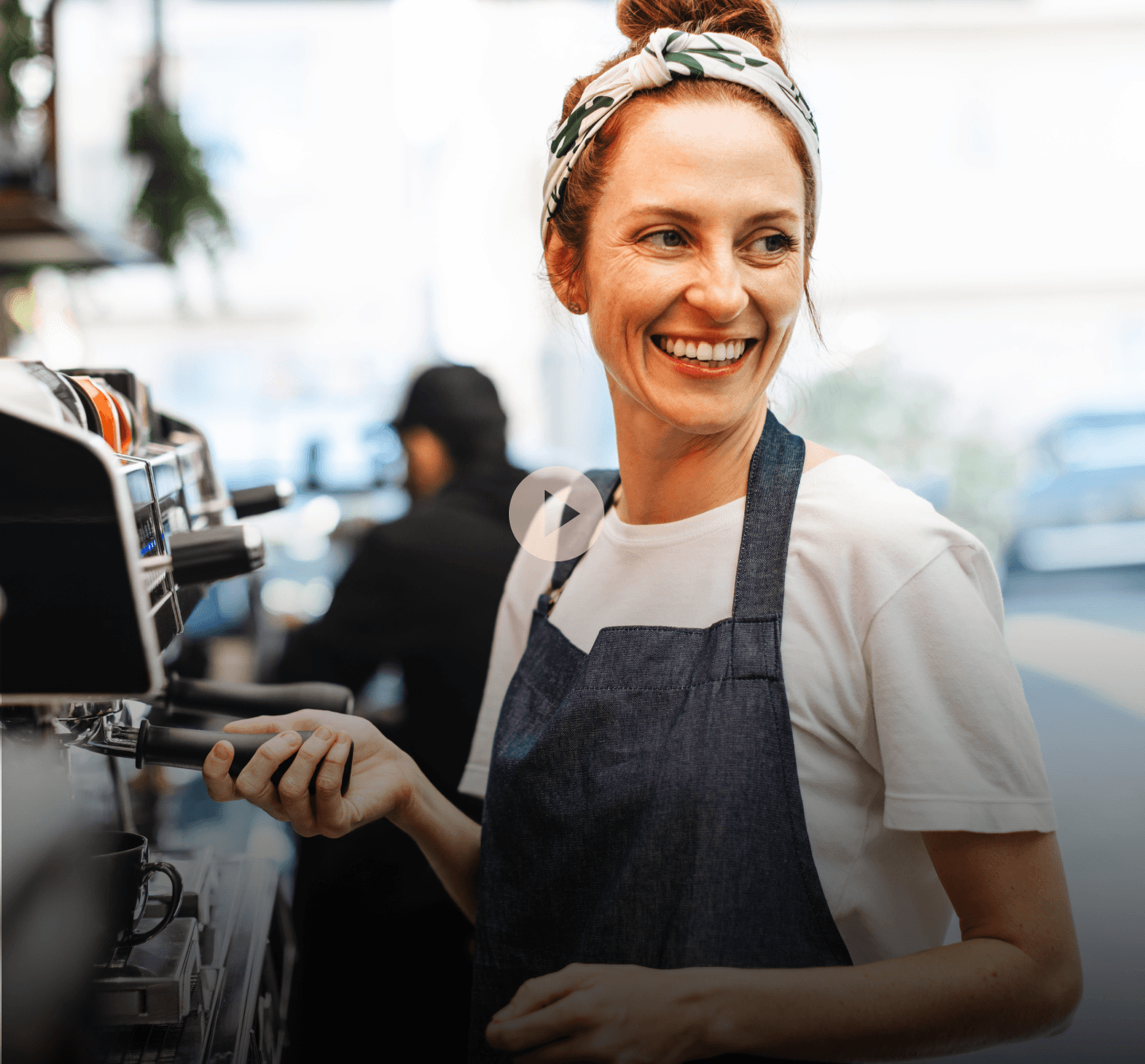 Barista usando herramientas profesionales